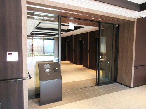 居室・リビング　マンションエントランス　※2024年12月撮影