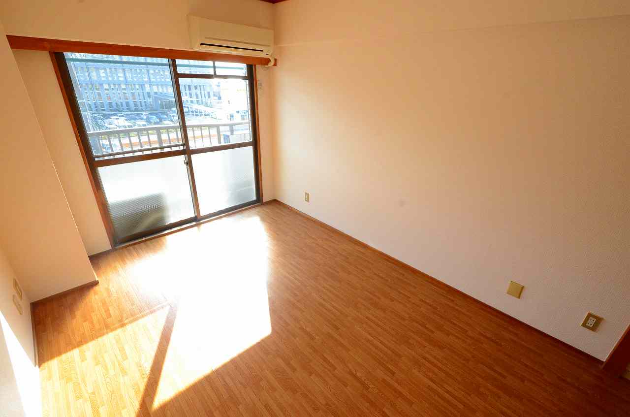 居室・リビング　エアコン付きで快適に過ごせます♪