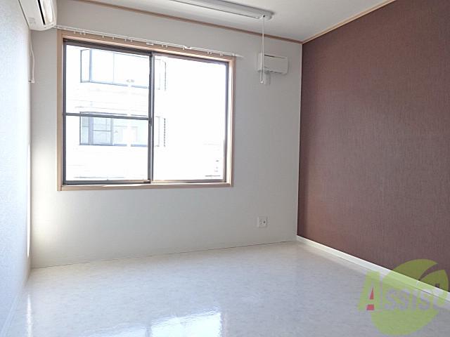 居室・リビング　南向きで採光もよく、白い床が清潔感のあるお部屋です。