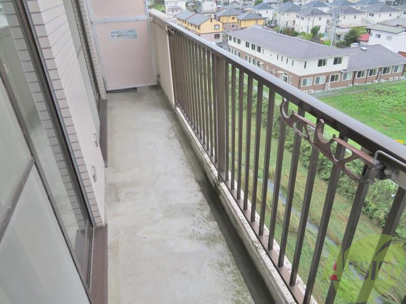 バルコニー　晴れの日は南向きのベランダでお洗濯を干したいですね