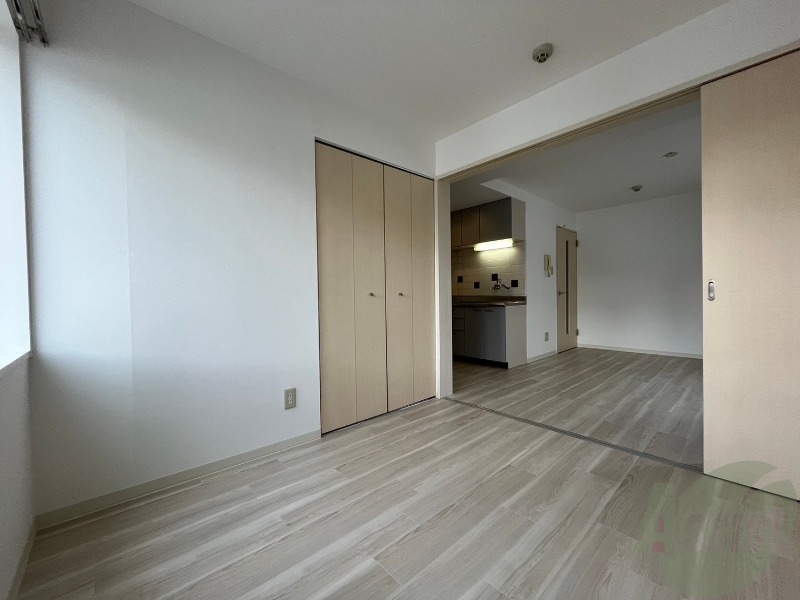 その他部屋・スペース　寝室はこちらです。光が差し込む、温かみのあるお部屋です。