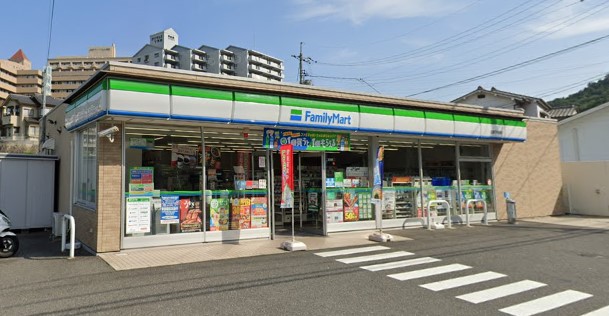 コンビニ　ファミリーマート（コンビニ）まで1124m
