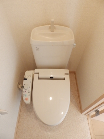 トイレ　落ち着いた色調のトイレです
