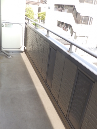 バルコニー　開放的で明るい空間を演出してくれるバルコニーです