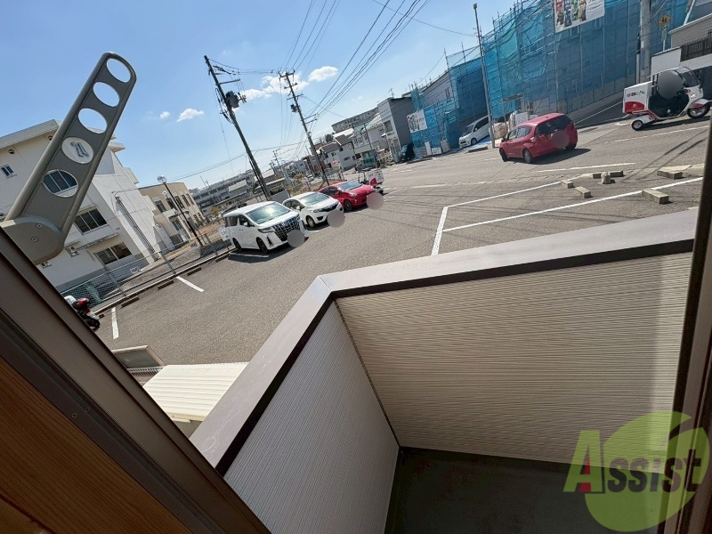 バルコニー　バルコニーに物干しがるので洗濯物が干せますね。