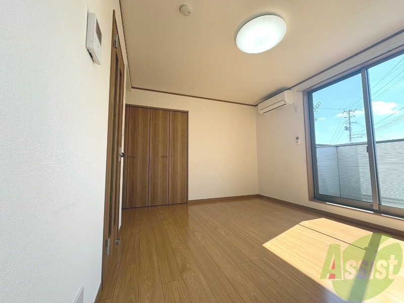 居室・リビング　８帖の洋室なので、お部屋を広く使えます。