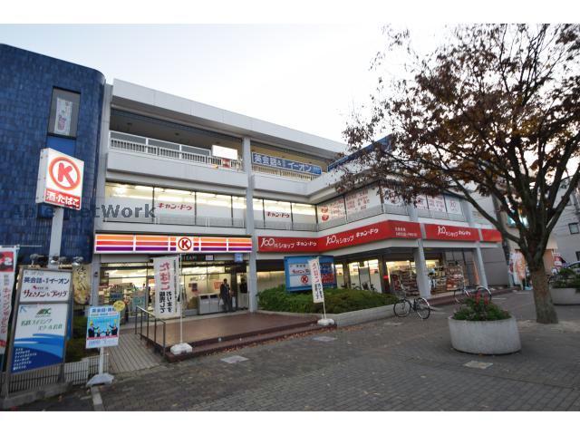 コンビニ　ファミリーマート岩倉駅前店（コンビニ）まで494m