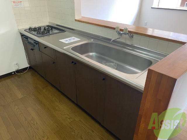 キッチン　大き目のシンクが特徴的なキッチンで御座います。