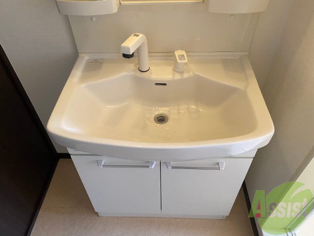 洗面設備　シャワーヘッド付きの独立洗面台で御座います。