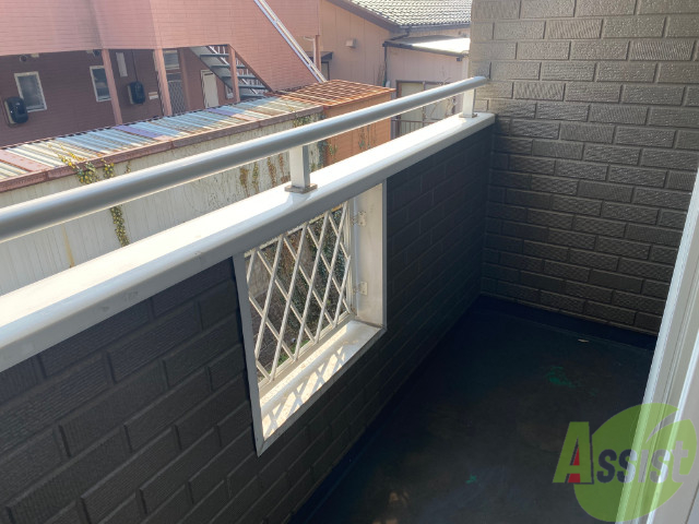 バルコニー　布団を干しても余裕のありそうな、広めのバルコニーです。