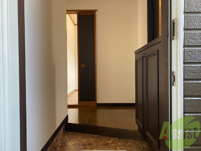 玄関　玄関周りも充分な広さが取れておりますね～。