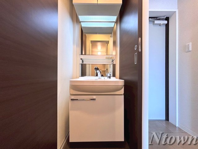 洗面設備　独立洗面台、小物を置くことができて便利です