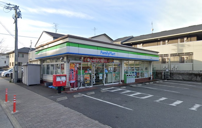 コンビニ　ファミリーマート　山下通店（コンビニ）まで490m