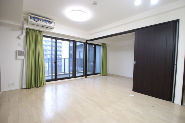 居室・リビング　※カーテンは設備ではありません。リビングと洋室の様子☆