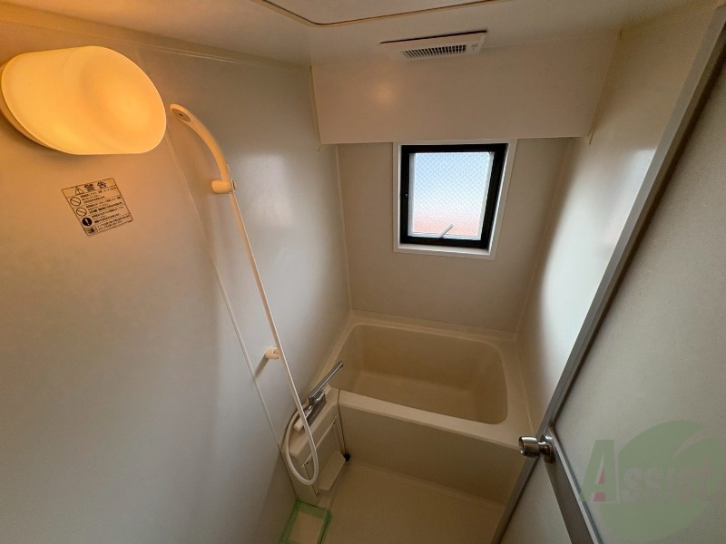 バス・シャワールーム　こちらはバスルームになります。ゆったりとくつろげますね。