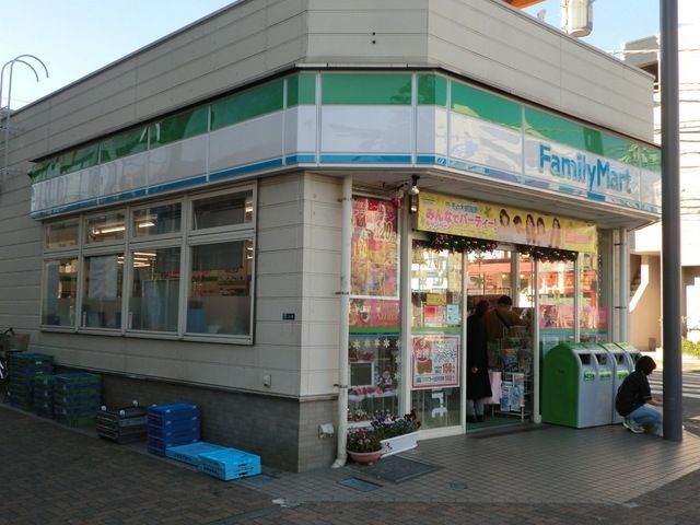 コンビニ　ファミリーマート（コンビニ）まで240m