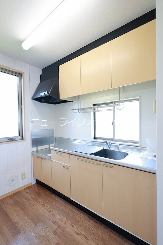 キッチン　窓付きキッチンで明るく換気も出来ます！