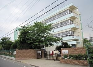 中学校　守口市立八雲中学校（中学校）まで409m