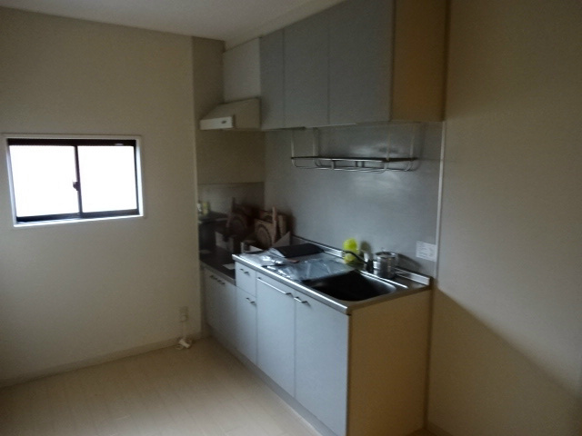 キッチン　参考：203号室（内装・設備が異なる場合があります。）