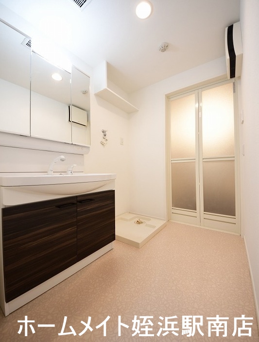 洗面設備　★洗面台は三面鏡付きのシャンプードレッサー♪★