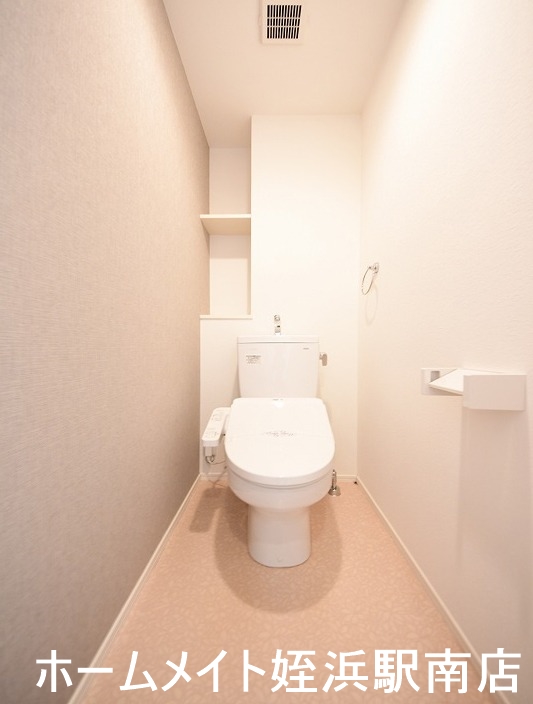 トイレ　★温水洗浄便座、棚付きのトイレ♪★