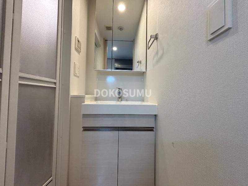 洗面設備　忙しい朝もスムーズに。使いやすさを追求した清潔な洗面空間。