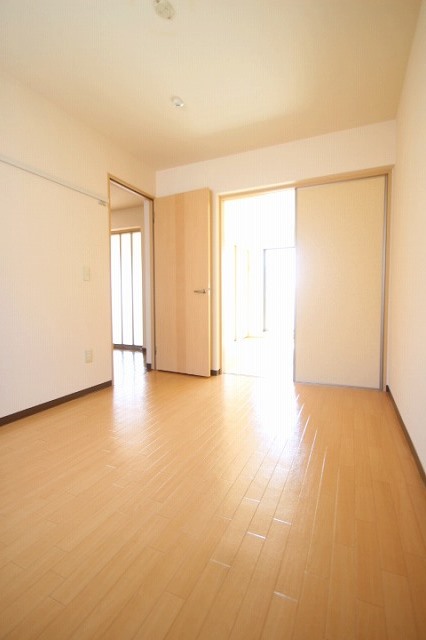 居室・リビング　同物件別室