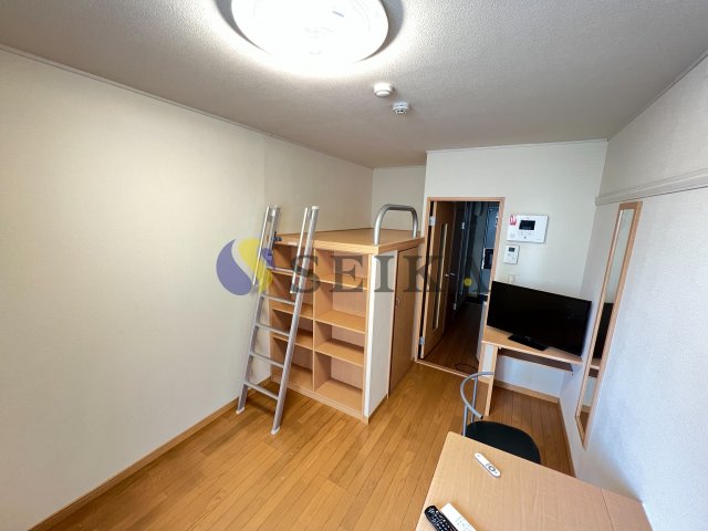 居室・リビング　１階はフローリング、２階以上はカーペットになります。