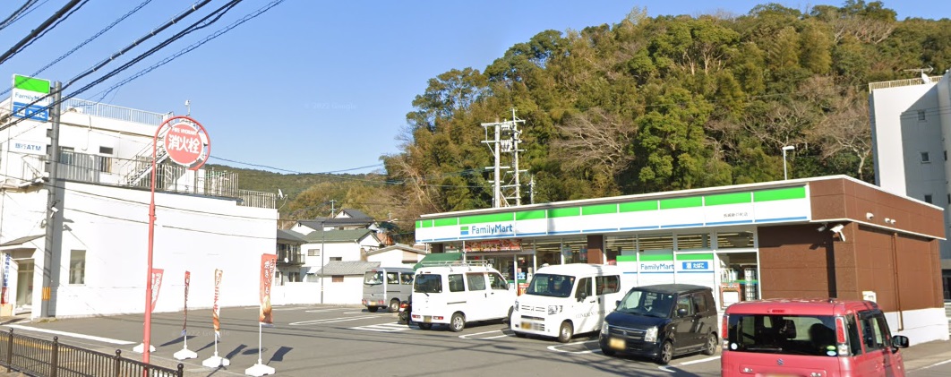 コンビニ　ファミリーマート新戸町店（コンビニ）まで436m