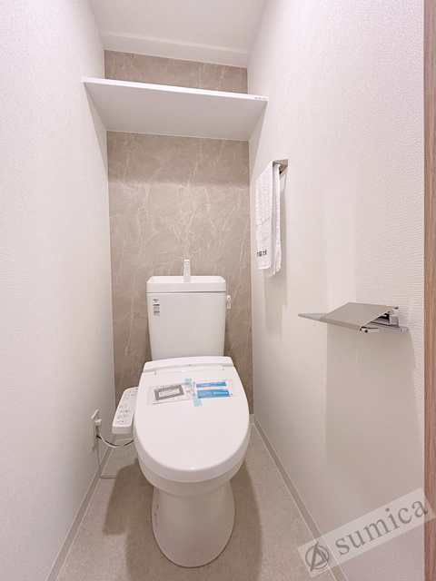 トイレ　人気アイテムの温水洗浄便座。清潔感のあるトイレです。