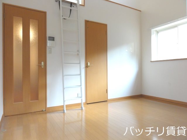 居室・リビング　類似写真使用のため、現状優先。