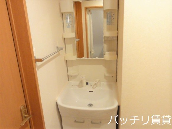 洗面設備　類似写真使用のため、現状優先。