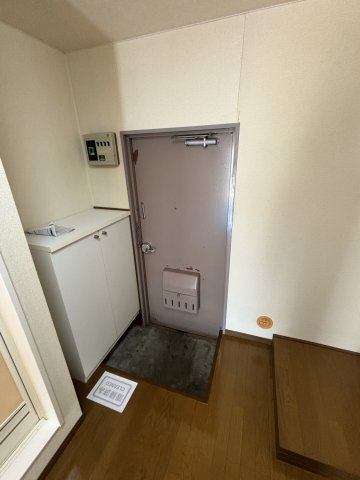 玄関　退去前につき、前回募集時のお写真です。