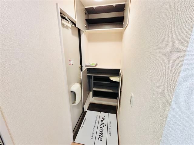 玄関　同一建物内２０３号室内装写真転載