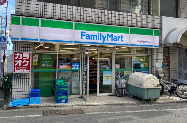 コンビニ　ファミリーマート 新井薬師前駅南店（コンビニ）まで303m