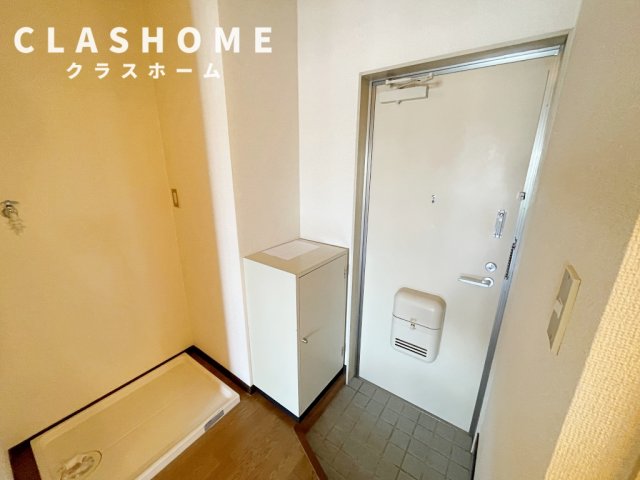 玄関　同物件の別部屋になります。