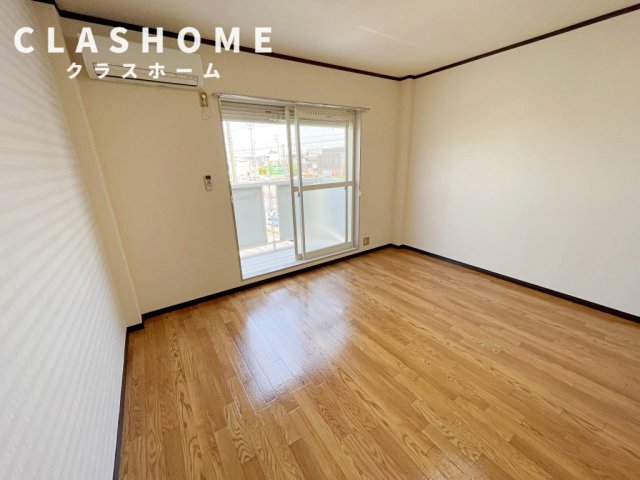 居室・リビング　同物件の別部屋になります。
