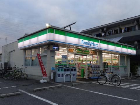 コンビニ　ファミリーマート吉田駅北店（コンビニ）まで120m