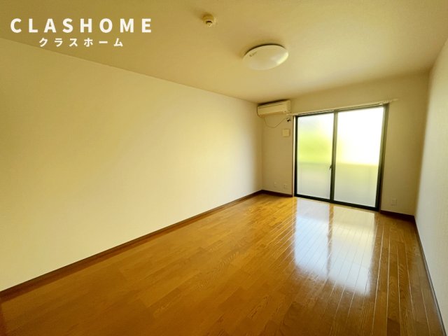 居室・リビング　同物件の別部屋になります。