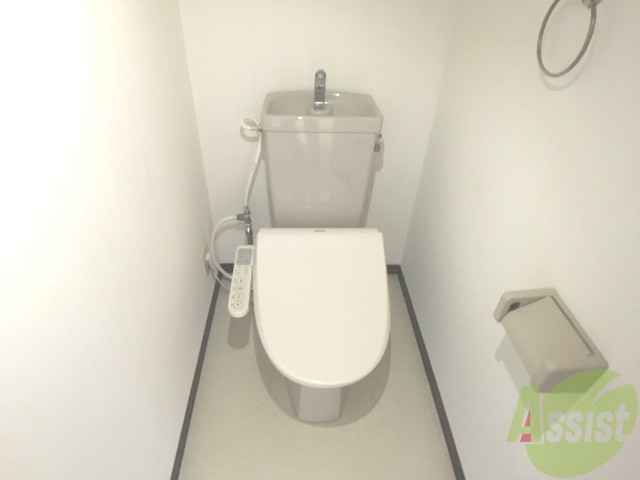 トイレ　温水洗浄機能付きのトイレです。きれいで落ち着ける空間。