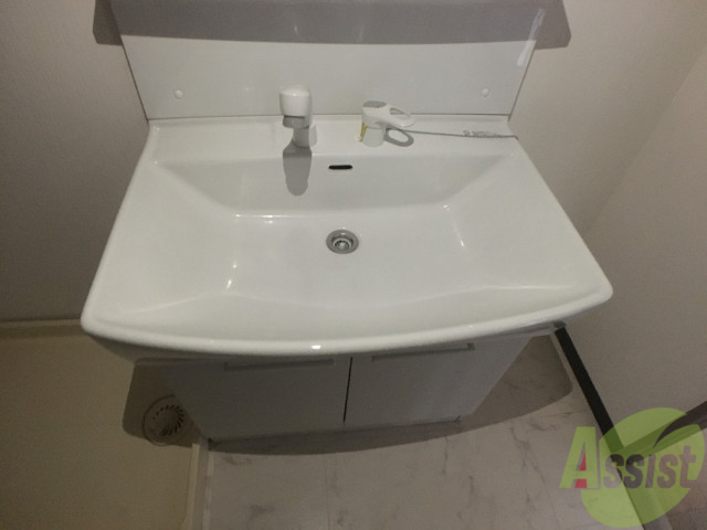 洗面設備　洗面台はトイレ横、玄関入ってすぐなのでこまめな手洗いを