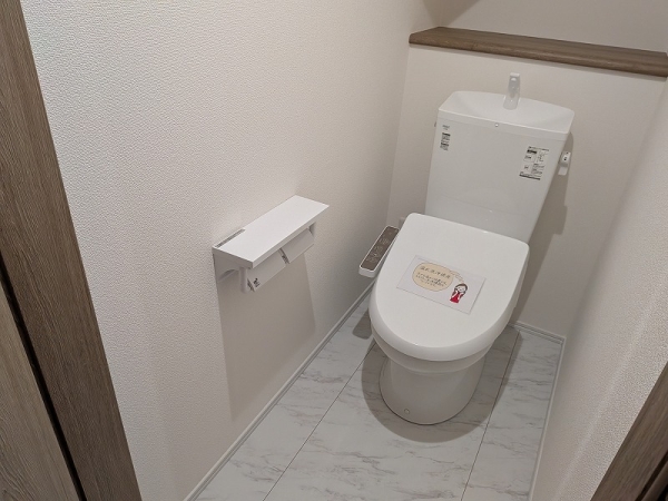 トイレ　温水シャワー付きトイレです