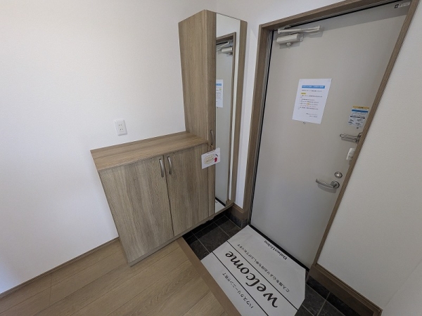 玄関　玄関を入るとホールがあります