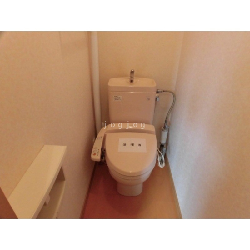 トイレ　嬉しい温水洗浄便座付きのトイレです。