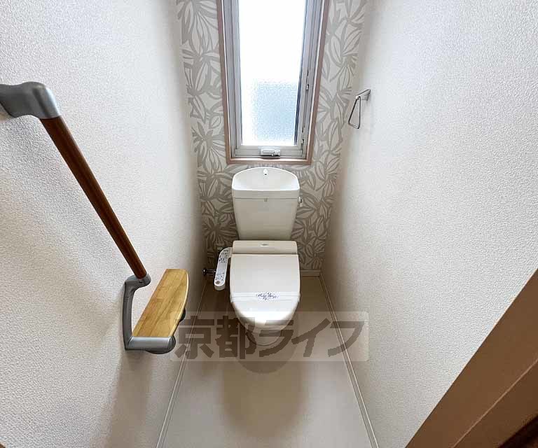 トイレ　ウォシュレット付が嬉しいですね。