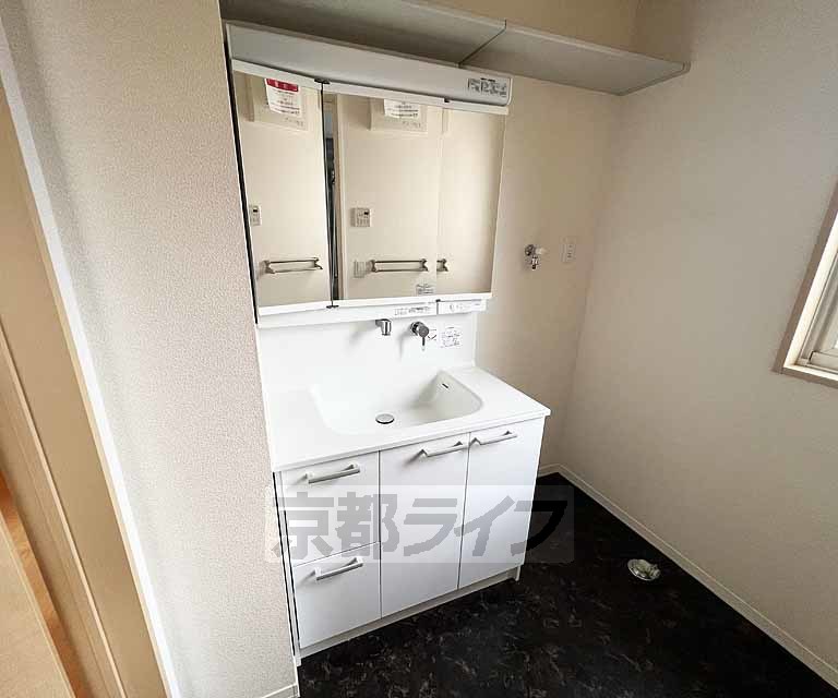 洗面設備　忙しい朝に嬉しい独立洗面台を完備しています。