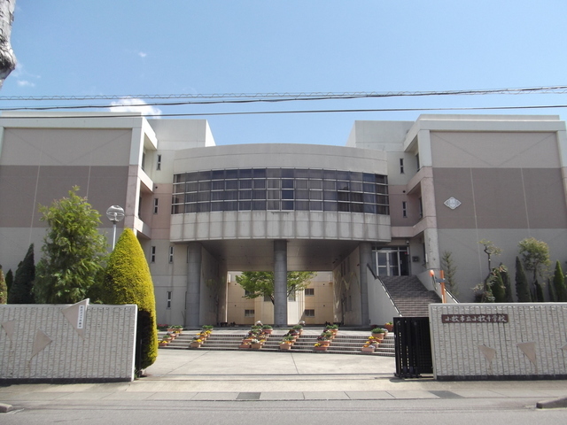 中学校　小牧市立小牧中学校（中学校）まで1403m