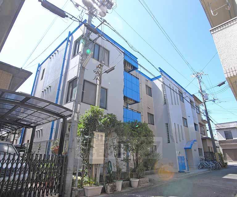 建物外観　青と白のさわやかの物件です。