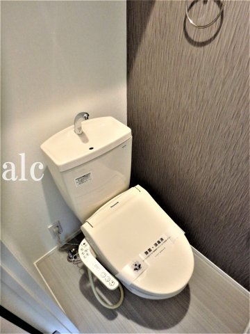 トイレ　落ち着いた色調のトイレです