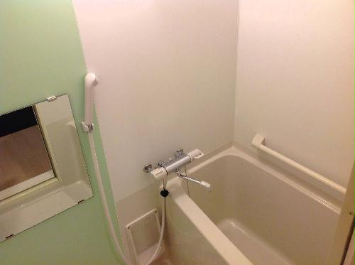 バス・シャワールーム　トイレと別で洗い場も広々。カラーパネル仕様♪